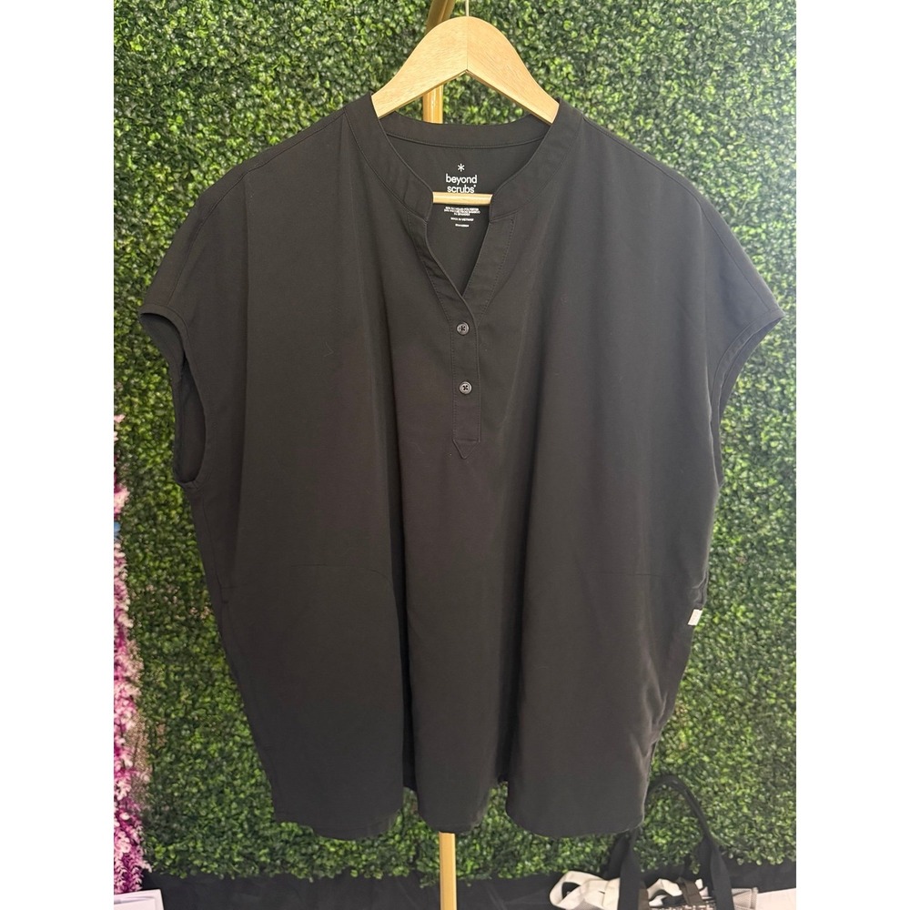 Beyond Scrubs XL Black Top